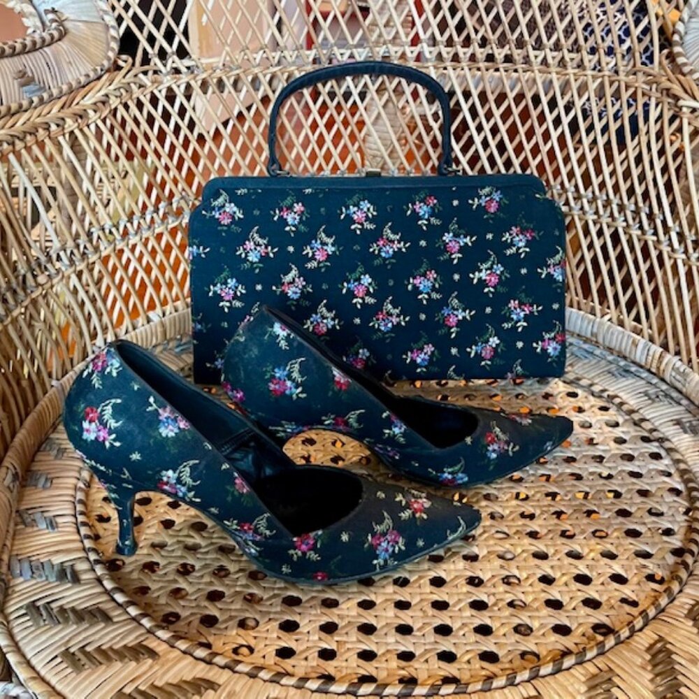Black FLORAL 1960s PURSE and KITTEN HEELS 7N